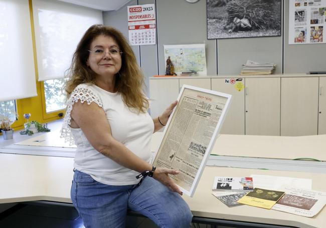 Rosa María Espinosa Gil, doctora en Psicología por la UMU con experiencia en La Arrixaca, muestra a LA VERDAD el ejemplar de 'Flores y abejas', diario de Guadalajara en el que aparece una crítica de arte de J. R. de los Mozos dedicado a la obra de Josefica.
